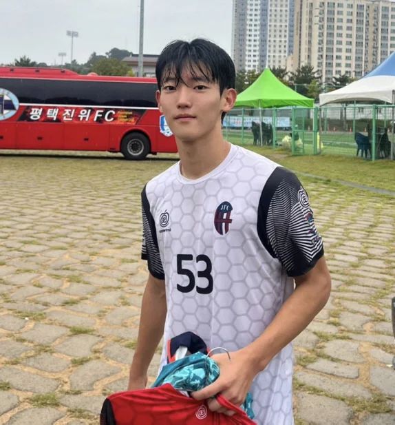 송지욱 군이 고등학교 축구부에서 활동하고 있다. 인스타그램 캡처.