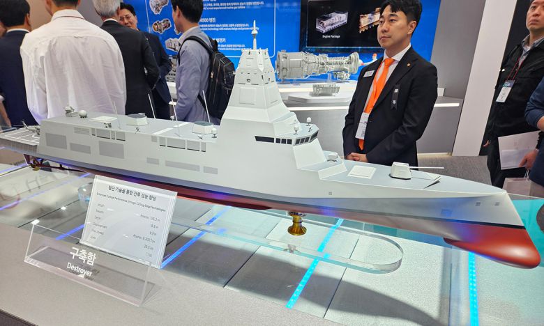 부산 해운대구 벡스코 제1전시장에서 지난달 28일 열린 ‘2025 국제해양방위산업전(MADEX)’에서 한화오션 부스에 최신형 호위함 모형이 전시되어 있다. 박수찬 기자