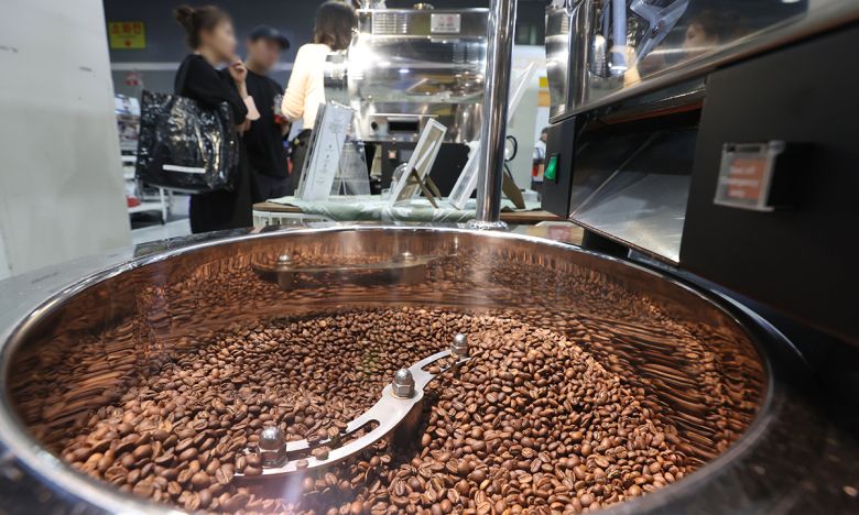 ‘커피앤티페어’ 참관객들이 원두 로스팅 기계를 살펴보고 있다. 연합뉴스