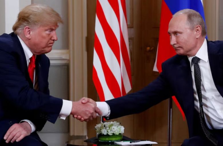 도널드 트럼프 미국 대통령(왼쪽)과 블라디미르 푸틴 러시아 대통령. 사진은 지난 2018년 7월 핀란드 헬싱키에서 만나 정상회담을 하기 전 악수하는 모습. 로이터연합뉴스