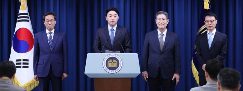 강훈식 대통령 비서실장(왼쪽 두번째)이 8일 서울 용산구 대통령실 청사에서 수석급 인선 발표를 하고 있다. 새롭게 임명된 우상호 대통령실 정무수석비서관(왼쪽), 오광수 민정수석비서관(왼쪽 세번째), 이규연 홍보수석비서관(오른쪽)이 함께 인사하고 있다. 뉴스1