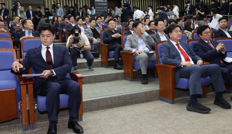 국힘 지도체제 ‘혼란’ 국민의힘 김용태 비상대책위원장(앞줄 왼쪽 첫 번째)과 권성동 원내대표(〃 두 번째)가 9일 서울 여의도 국회에서 열린 의원총회에서 발언을 마친 뒤 자리에 앉아 있다. 이날 의총에서는 향후 당의 방향성과 김 비대위원장의 거취를 두고 격론이 벌어졌다.   허정호 선임기자