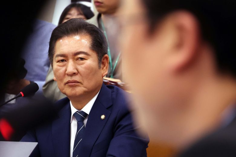 정청래 국회 법제사법위원장이 지난달 14일 서울 여의도 국회에서 열린 법사위 전체회의에서 국민의힘 곽규택 의원의 발언을 듣고 있다. 뉴시스