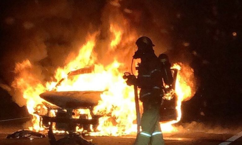 8일 충남 홍성군 서해안고속도로 서울 방면 홍성휴게소 부근을 지나던 그랜저 승용차가 갓길 콘크리트 방호벽을 들이받고 불이나 출동한 소방대원이 화재를 진압하고 있다. 연합뉴스