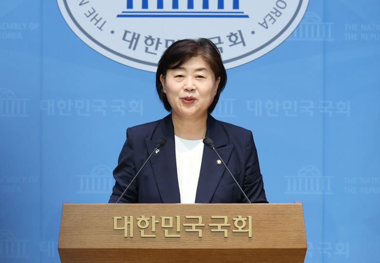 더불어민주당 차기 원내대표 선거에 출마한 서영교 의원이 지난 8일 서울 여의도 국회 소통관에서 현안 관련 기자회견을 열고 발언하고 있다. 연합뉴스