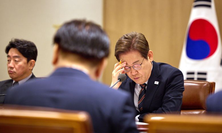 이재명 대통령이 9일 서울 용산구 대통령실 청사에서 열린 비상경제점검 TF 2차 회의에서 생각에 잠겨 있다. 대통령실 제공