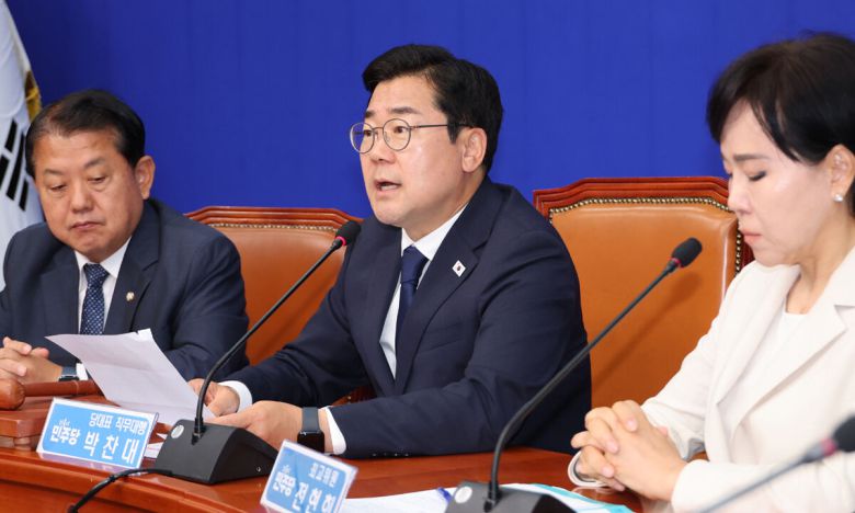 더불어민주당 박찬대 대표 직무대행 겸 원내대표가 9일 서울 여의도 국회에서 열린 최고위원회의에서 발언하고 있다. 연합뉴스