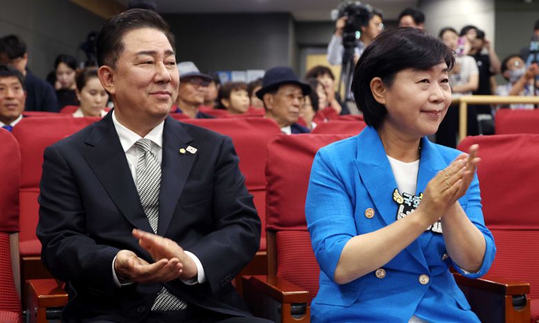 더불어민주당 김병기, 서영교 원내대표 후보가 10일 서울 여의도 국회 의원회관 소회의실에서 열린 민주당 2기 원내대표 후보 합동토론회에서 박수를 치고 있다. 뉴시스