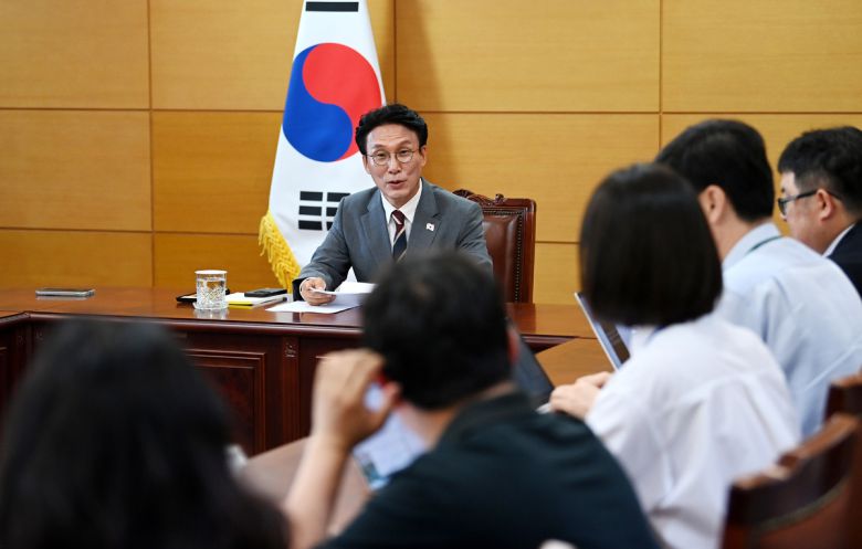 김민석 국무총리 후보자가 10일 오전 서울 종로구 통의동 금융감독연수원에 마련된 인사청문회 준비단 사무실에서 출입기자들과 간담회를 하고 있다. 뉴시스