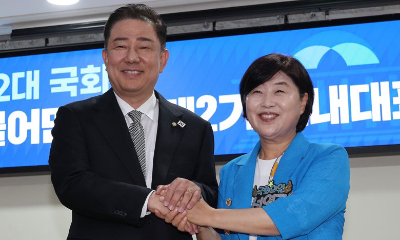 손 맞잡고 ‘화기애애’ 더불어민주당 원내대표 경선에 나선 김병기 의원(왼쪽)과 서영교 의원이 10일 서울 여의도 국회에서 열린 합동토론회 시작 전 손을 맞잡고 포즈를 취하고 있다. 허정호 선임기자