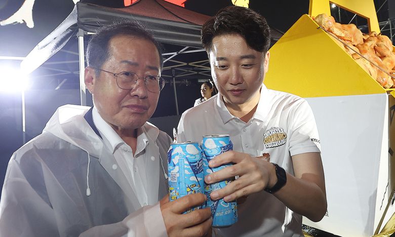 홍준표 전 대구시장(왼쪽)과 개혁신당 이준석 의원이 2023년 8월 30일 대구 달서구 두류야구장에서 개막한 '2023 대구치맥페스티벌' 개막식에 참석하고 있다. 연합뉴스