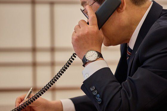 이재명 대통령이 9일 서울 용산구 대통령실에서 이시바 시게루 일본 총리와 전화 통화를 하고 있다. 대통령실 제공