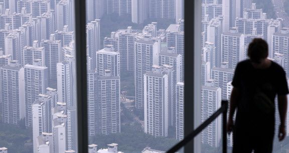 서울 송파구 서울스카이 전망대에서 바라본 서울 아파트 단지 모습. 뉴스1