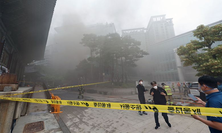 10일 서울 종로구 조계사 사찰 옆 한국불교역사문화기념관 국제회의장에서 화재가 발생해 연기가 자욱하다. 연합뉴스