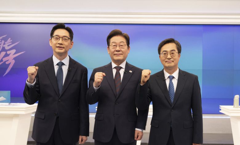 6·3 대선후보 민주당 경선에 나섰던 이재명 대통령(가운데)과 김동연 경기도지사(오른쪽)가 토론회에 앞서 화이팅을 외치고 있다. 선거캠프 제공