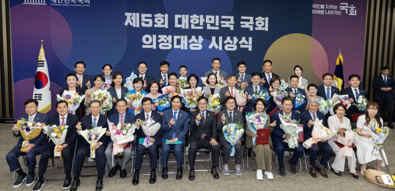의정대상 수상 의원들과 함께 우원식 국회의장이 11일 서울 여의도 국회에서 열린 제5회 대한민국 국회 의정대상 시상식에서 수상 의원들과 함께 기념촬영을 하고 있다. 뉴스1
