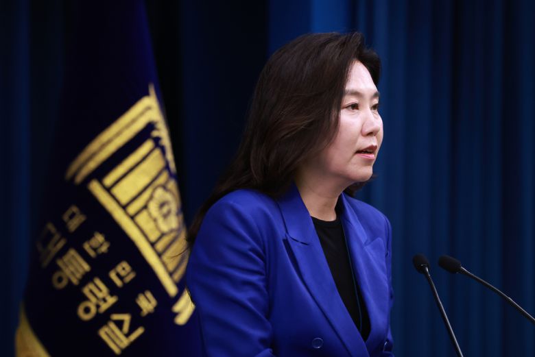 강유정 대통령실 대변인이 11일 서울 용산 대통령실 청사에서 현안 브리핑을 하고 있다.    연합뉴스