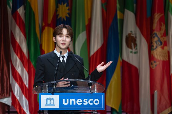 그룹 세븐틴의 승관이 2023년 11월 15일 프랑스 파리 유네스코에서 열린 '제13회 유네스코 청년포럼'에 참석해 연설하고 있다. 뉴스1