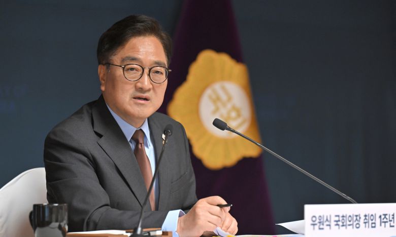 우원식 국회의장이 11일 국회 사랑재에서 열린 취임 1주년 기자간담회에서 취재진의 질문에 답변하고 있다. 연합뉴스