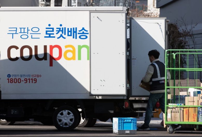 서울 시내의 쿠팡 캠프에서 배송 기사들이 준비 작업을 하고 있다. 뉴스1