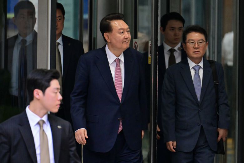 윤석열 전 대통령이 9일 서울 서초구 중앙지방법원에서 열린 내란 우두머리 혐의, 직권남용 권리행사방해 혐의 사건 6차 공판을 마친 후 법원을 나서고 있다. 뉴스1