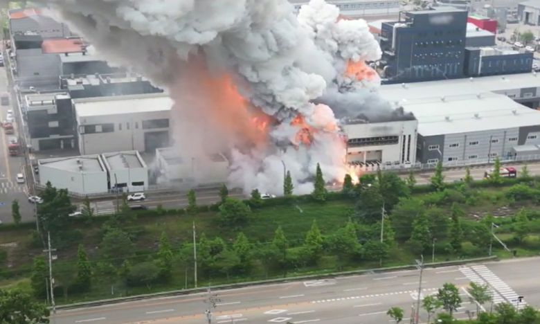 지난 2024년 6월 24일 경기 화성시 서신면의 일차전지 제조 업체 공장에서 불이 나 연기와 불길이 치솟고 있다. 연합뉴스