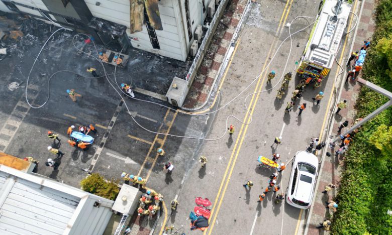 지난 2024년 6월 24일 경기 화성시 서신면 소재 일차전지 제조 업체에서 불이 나 소방대원들이 환자들을 구급차로 이송하고 있다. 공동취재사진