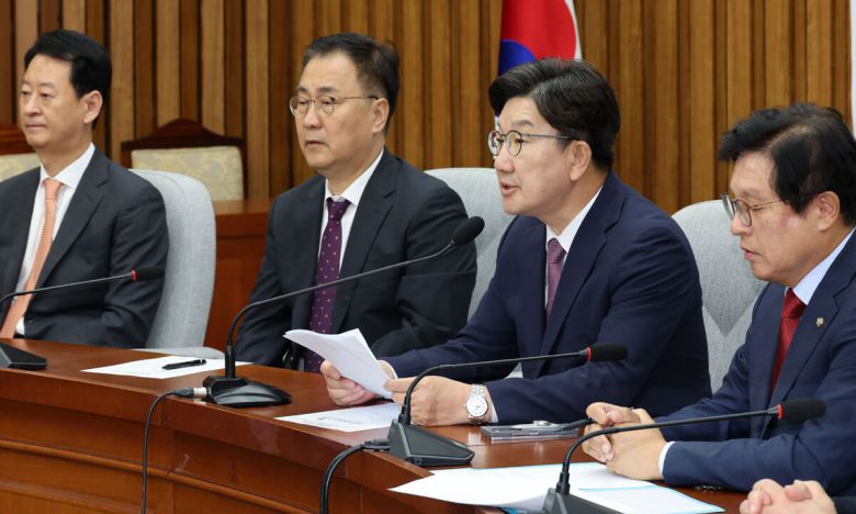 권성동(왼쪽 세 번째) 국민의힘 원내대표가 10일 오전 서울 여의도 국회에서 열린 원내대책회의에서 발언하고 있다. 뉴시스