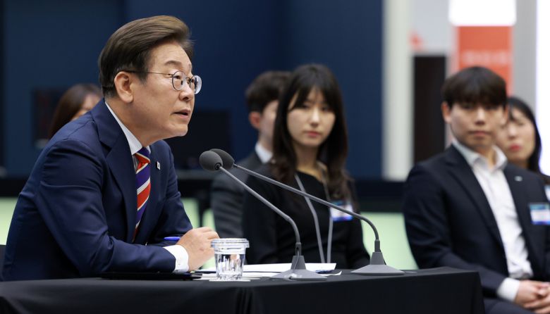 이재명 대통령이 11일 서울 영등포구 한국거래소에서 열린 주식시장 불공정거래 근절을 위한 현장 간담회에서 참석자 질문에 답하고 있다.    대통령실통신사진기자단