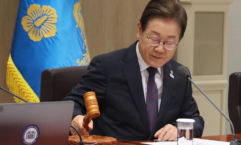 이재명 대통령이 10일 서울 용산 대통령실에서 국무회의를 주재하며 의사봉을 두드리고 있다. 연합뉴스