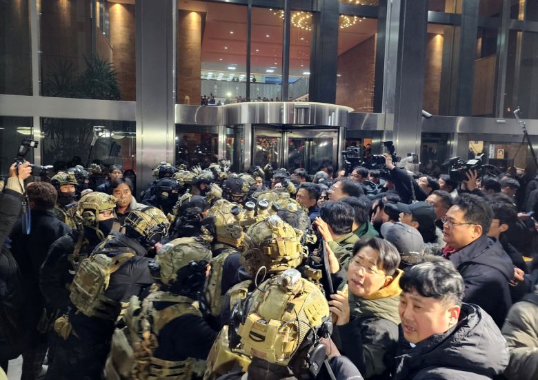 지난해 12월4일 새벽 윤석열 전 대통령의 비상계엄 선포로 국회 본청에 투입된 계엄군이 국회 보좌진들이 대치하고 있다. 뉴스1