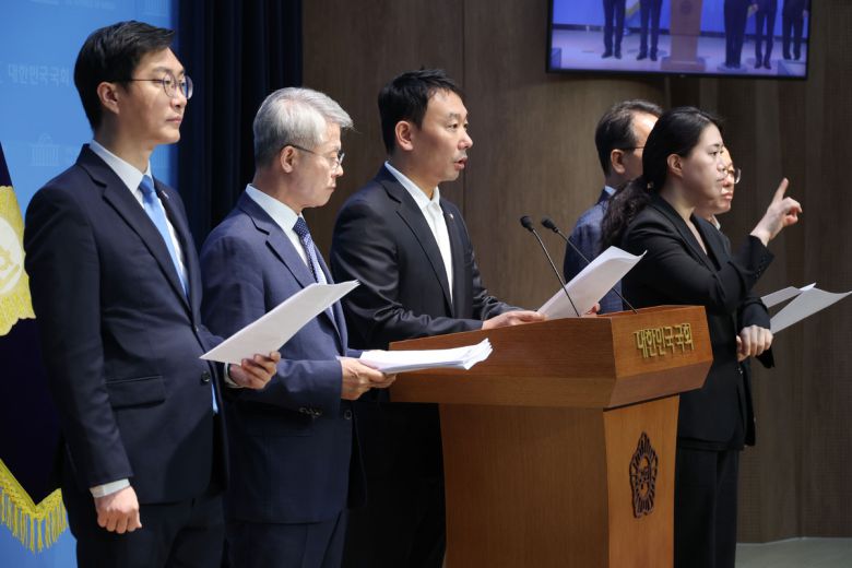 김용민, 민형배 의원을 비롯한 더불어민주당 의원들이 11일 오전 서울 여의도 국회 소통관에서 검찰개혁 관련 기자회견을 열고 검찰청법 폐지법안, 공소청 신설법안 등 발의한 법안들에 대해 설명하고 있다. 뉴스1