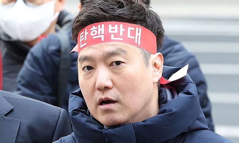 김새론 유족 측인 김세의 가로세로연구소 대표가 지난 3월17일 서울경찰청 앞에서 유튜버 이진호 고소 기자회견을 열고 발언하고 있다. 연합뉴스