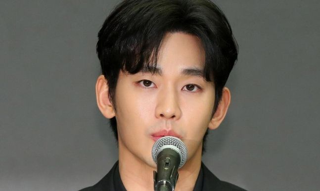 배우 김수현이 지난 3월 31일 오후 서울 마포구 스탠포드호텔에서 기자회견을 열고 자신을 둘러싼 의혹에 대해 입장을 밝히고 있다. 뉴시스