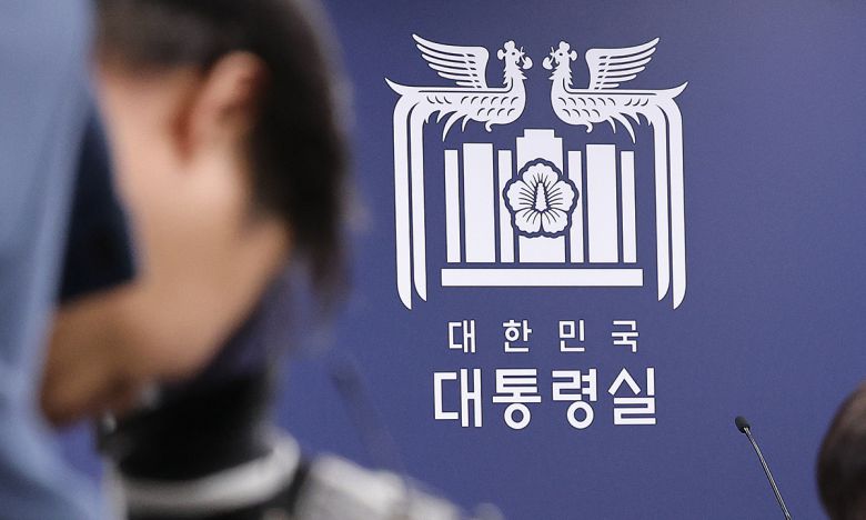 서울 용산 대통령 청사 기자실 브리핑 라운지에서 취재진이 분주하게 움직이고 있다. 뉴스1