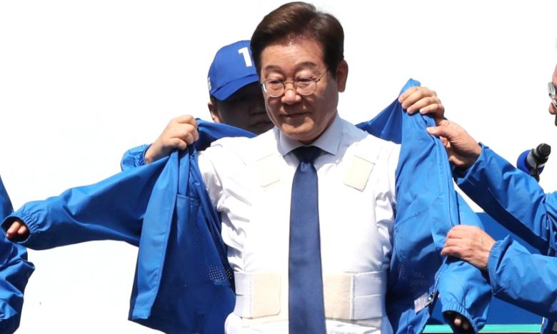 유세 점퍼 안에 방탄복 더불어민주당 이재명 대선 후보가 12일 서울 중구 청계광장에서 열린 중앙선거대책위원회 출정식 겸 첫 유세에서 방탄복 위에 선거운동용 점퍼를 입고 있다. 허정호 선임기자