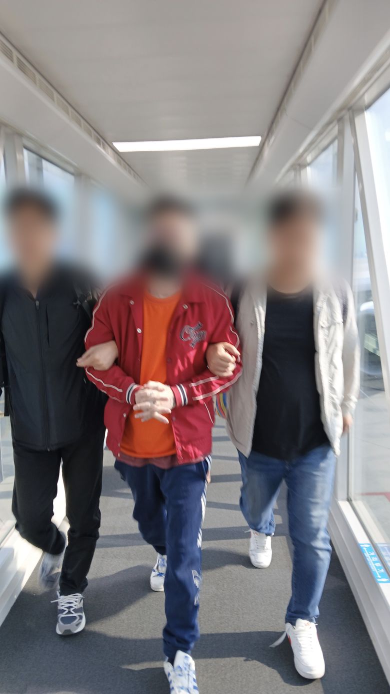 법무부는 12일 에콰도르에 거주하며 우리 국민을 상대로 약 3000건의 음란물을 배포하고 성매매 업소를 광고해 범죄 수익을 올린 혐의를 받는 50대 남성을 국내로 송환했다고 밝혔다. 사진은 해당 남성이 국내로 송환되는 모습. 법무부 제공