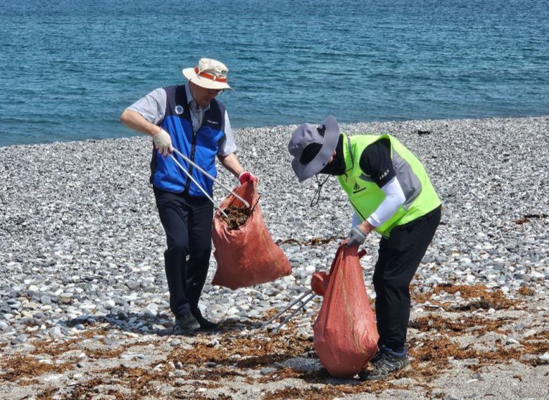 월성본부, 경주 해안길 비치코밍 봉사활동 모습.