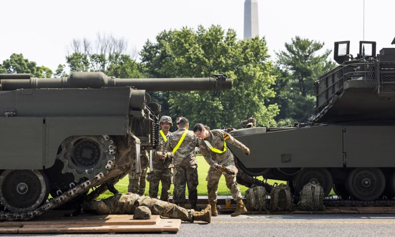 탱크 정비 한창 11일(현지시간) 미국 워싱턴 웨스트포토맥 공원에서 세워져 있는 M1A2 에이브럼스 탱크를 군인들이 정비하고 있다. 미군은 도널드 트럼프 대통령의 79번째 생일인 14일 육군 창설 250주년을 기념하는 대규모 군사 퍼레이드를 탱크, 헬기 등 최신 군사 자산을 총동원해 펼칠 예정이다. 워싱턴=EPA연합뉴스