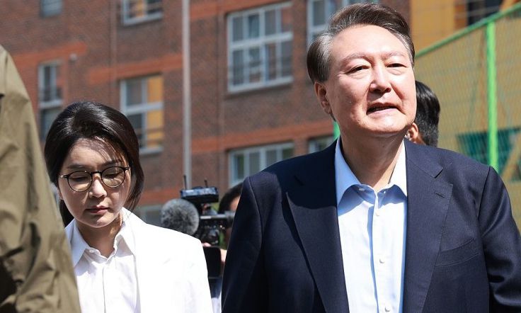 윤석열 전 대통령과 부인 김건희씨가 제21대 대통령선거일인 3일 서울 서초구 원명초등학교에 마련된 서초4동 제3투표소에서 이동하고 있다. 연합뉴스