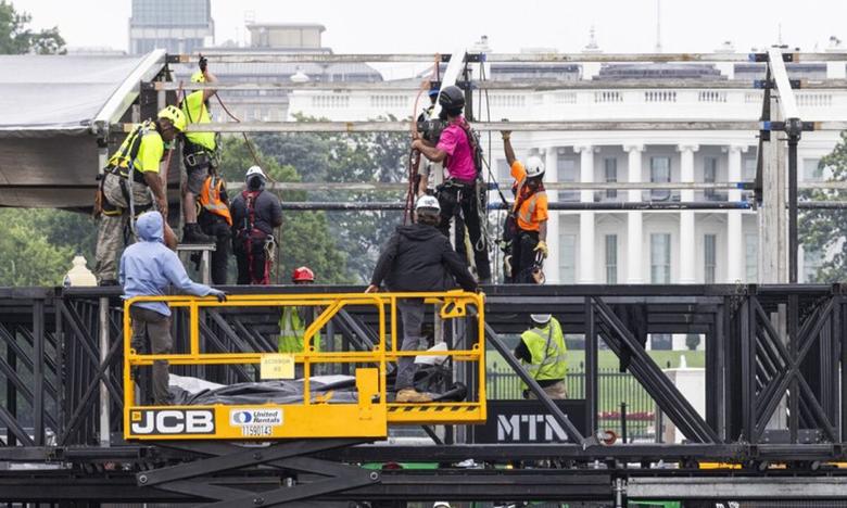 건설 노동자들이 지난 8일(현지시간) 미국 워싱턴DC 백악관 인근에서 도널드 트럼프 대통령이 열병식을 관람할 무대를 설치하고 있다. EPA연합뉴스