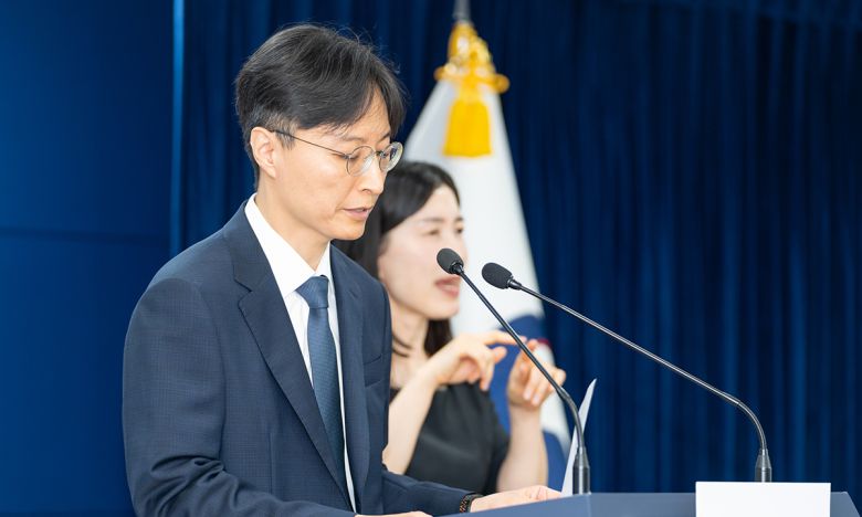 강대현 개인정보보호위원회 조사총괄과장이 12일 서울 종로구 정부서울청사에서 안전 조치 소홀로 지난해 개인정보를 유출한 전북대와 이화여대에 대한 시정 조치 관련 브리핑을 하고 있다. 개인정보보호위원회 제공