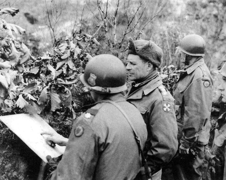 6·25 전쟁 당시 미 육군 8군사령관과 유엔군사령관을 지낸 매슈 리지웨이 대장(가운데)이 전선을 시찰하는 모습. 리지웨이는 중공군 개입 이후 국군과 유엔군이 곤경에 처한 시기에 과감한 공격 작전 수행으로 반격에 성공했다는 평가를 받는다. 세계일보 자료사진