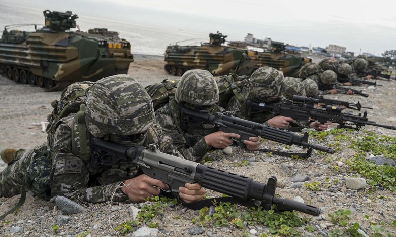 해군·해병대 합동상륙훈련에서 상륙군이 하차전투를 하고 있다. 해병대사령부 제공