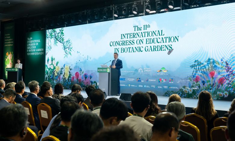 폴 스미스 국제식물원보전연맹(BGCI) 사무총장이 9일 서울 강남구 코엑스에서 열린 제11차 세계식물원교육총회 개막식에서 축사하고 있다. 산림청 제공