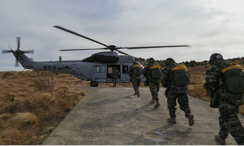 경북 포항 공정훈련장에서 해병대 교육훈련단 공수기본 266차 교육생들이 강하훈련을 하기 위해 마린온 상륙기동헬기에 탑승하고 있다. 세계일보 자료사진