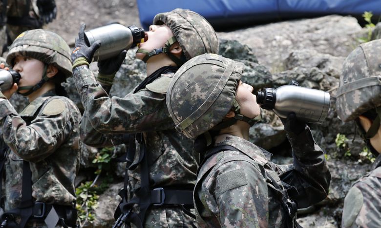 11일 국군간호사관학교 생도들이 전남 화순군 육군보병학교 동복유격훈련장에서 장애물극복훈련으로 암벽 하강을 한 후 물을 먹고 있다. 화순=뉴스1