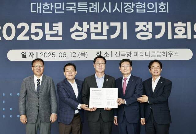 특례시장협의회 대표회장에 선출된 정명근 화성시장(가운데)이 12일 건의문에 서명한 뒤 기념촬영을 하고 있다. 왼쪽부터 장금용 창원시장 권한대행, 전임 회장인 이재준 수원시장, 정 시장, 이상일 용인시장, 이동환 고양시장. 화성시 제공