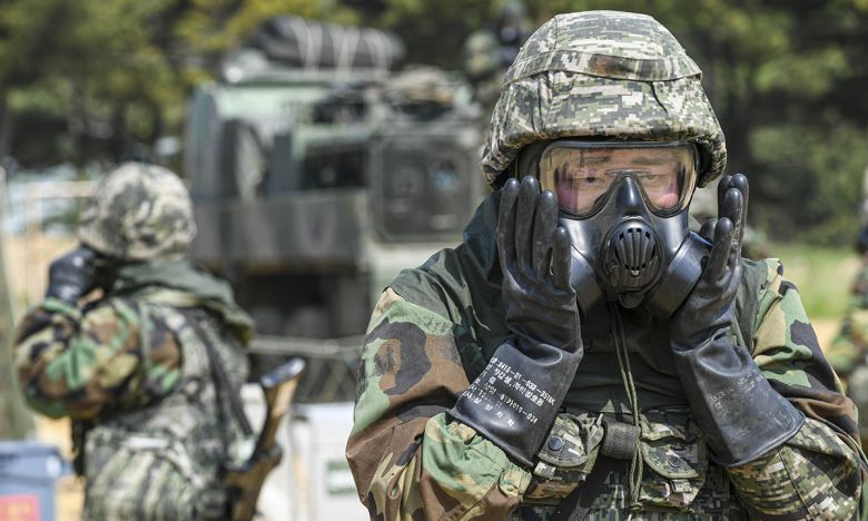 해병대 6여단과 연평부대 장병들이 적 화학탄 낙탄에 대비한 화생방 제독 훈련을 실시하고 있다. 해병대사령부 제공