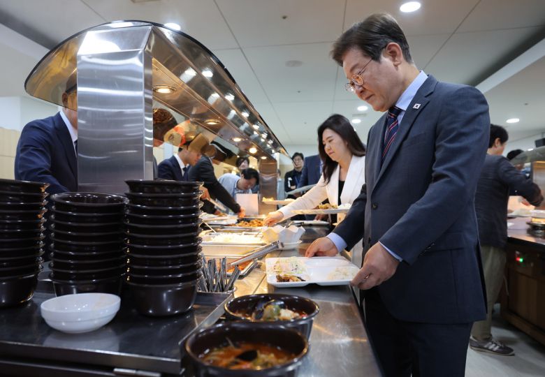 이재명 대통령이 12일 용산 대통령실 직원식당에서 사진영상기자들과 점심식사를 하기 위해 식판에 음식을 담고 있다.    대통령통신사진기자단